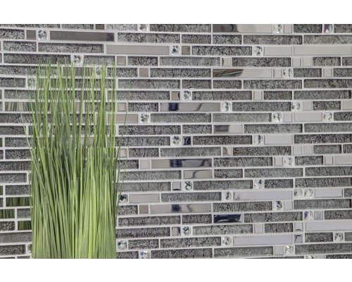 Vägg av mosaikplattor med glas- och stenutseende samt dekoration