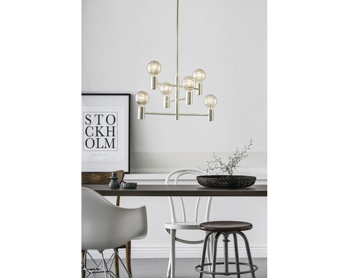 Taklampa med sju ljuskällor över ett matbord