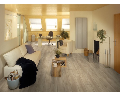 Ljust vardagsrum med laminatgolv, soffa, fåtölj och skrivbord