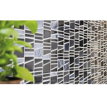 Detaljbild av en mosaikplatta med geometriska former
