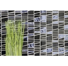 Mosaikplattor i svart och grått med en grön dekoration.
