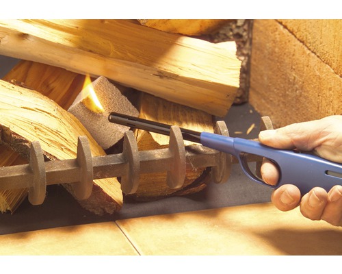 Person tänder ved med en stavtändare