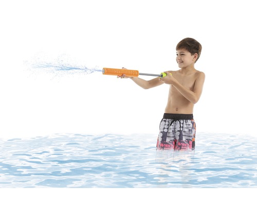 Pojke skjuter med en vattenpistol i vattnet