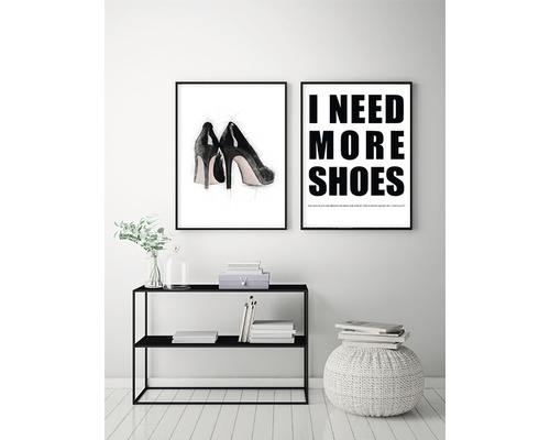 Dekorativ väggbild med skomotiv och bokstäver bredvid en hylla.