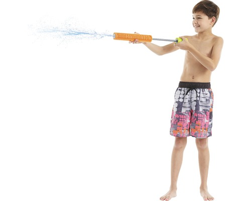 Pojke skjuter med en vattenpistol.