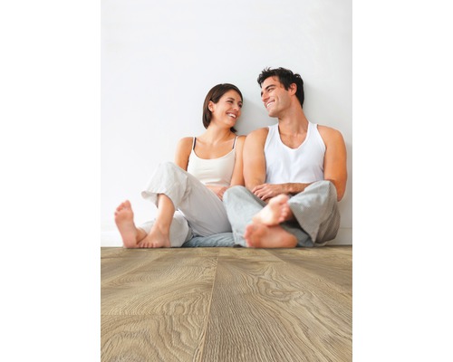 Ljust laminatgolv i vardagsrum med par