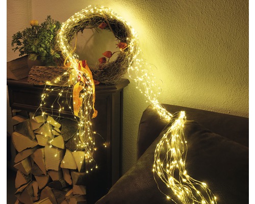 Dekorativ ljusslinga draperad runt en krans och en möbel