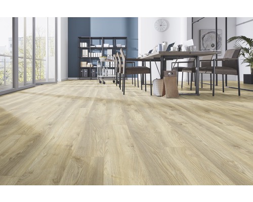 Ljust kontorsrum med ljust trägolv, skrivbord och hyllor