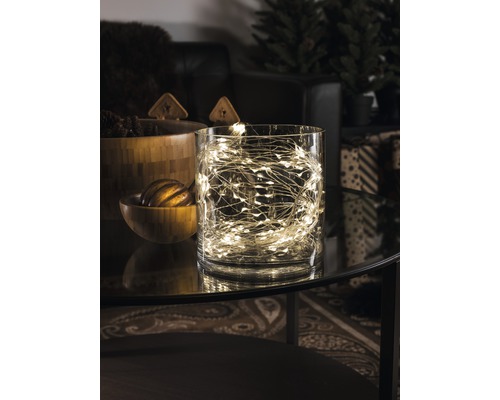 Dekorativ ljusslinga i en glasbehållare på ett bord