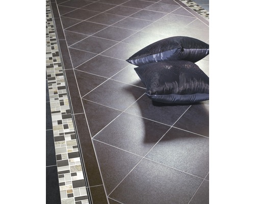 Badrumsgolv med fyrkantiga, mörka plattor och mosaikplattor