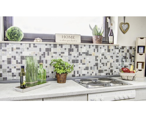 Köksscen med mosaikvägg, spishäll och dekorativa element