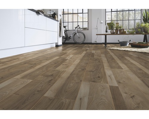 Ljust rum med laminatgolv i trälook, pentry, cykel och dekoration