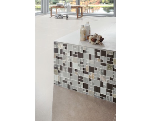 Detaljvy av ett badrum med mosaikplattor