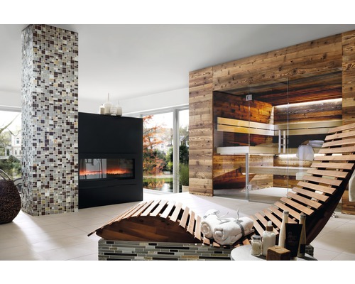 Ljust rum med bastu, öppen spis, solstol och mosaikkolonn