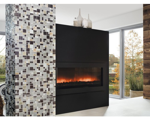 Modernt vardagsrum med mosaikpelare och elektrisk eldstad