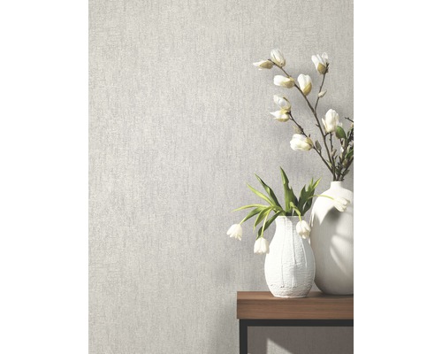 Rumsscen med mönstrad tapet, bord och vaser med blommor