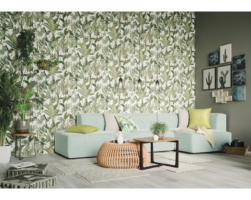 Vardagsrum med hörnsoffa, soffbord och botanisk tapet