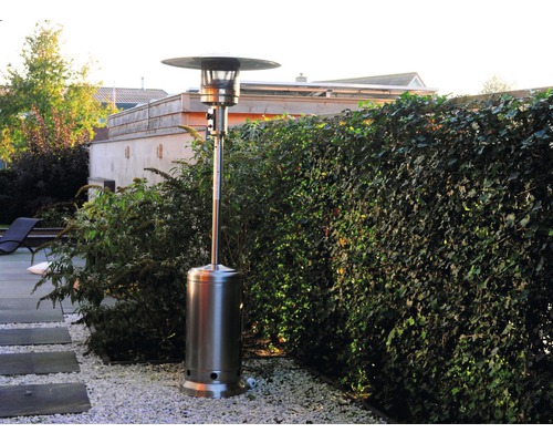 Terrassvärmare i rostfritt stål i trädgården