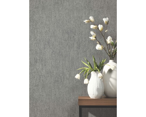 Dekorativ grå tapet med två vaser och blomsterarrangemang på en hylla