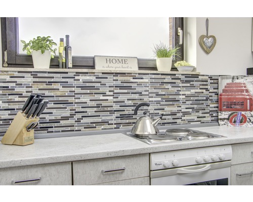 Köksscen med mosaikplattor, spis, diskho och köksredskap