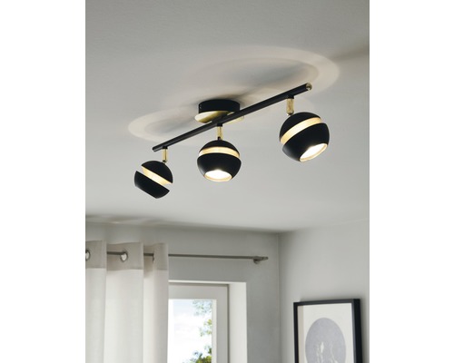 Taklampa med tre spotlights i vardagsrummet