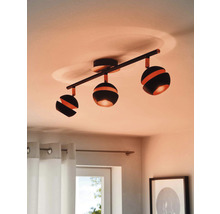 Taklampa med tre spotlights i vardagsrummet