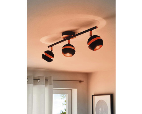 Taklampa med tre spotlights i vardagsrummet