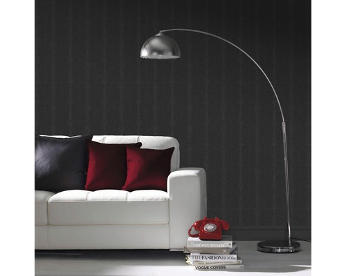 Vardagsrum med golvlampa, soffa och dekorativa element för en stilfull atmosfär