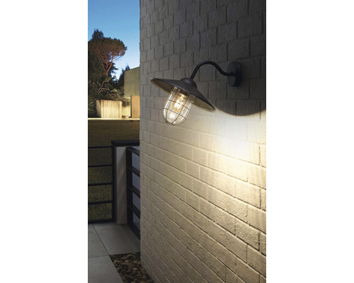 Utomhusvägglampa på en mur med ljuskägla