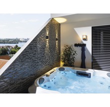 Balkong med bubbelpool, vägglampor och stenmurdesign