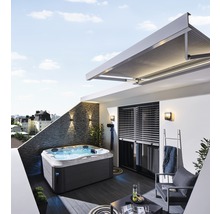 Bubbelpool på takterrass med sittgrupp och markis