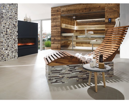 Ljust wellnessområde med bastu, solstol, öppen spis och mosaikvägg