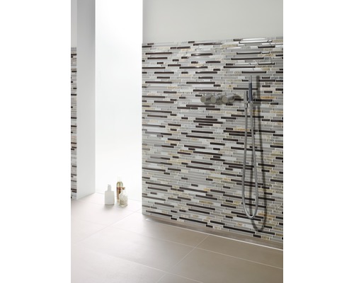 Badrum med mosaikvägg och duschblandare