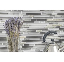 Mosaikplattvägg med lavendelbukett i vas och tekanna