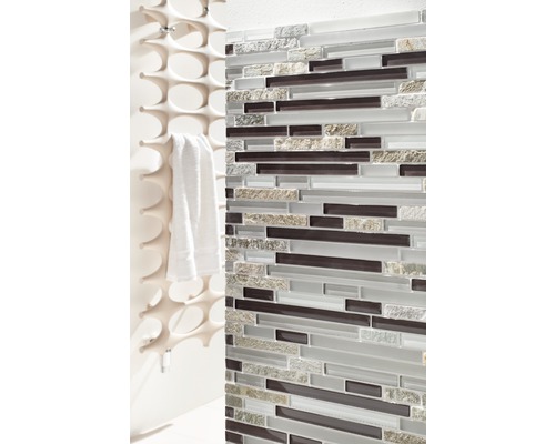 Mosaikvägg med handdukshängare i badrummet