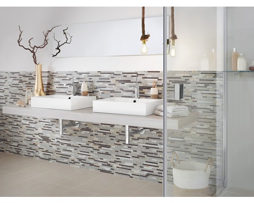 Badrum med dubbla handfat, mosaikvägg och dusch