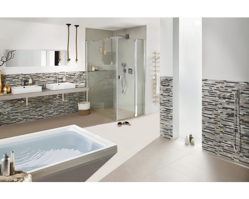 Ljust badrum med badkar, dusch och handfat