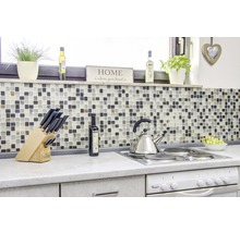 Köksscen med mosaik, knivblock, spishäll och dekorativa element