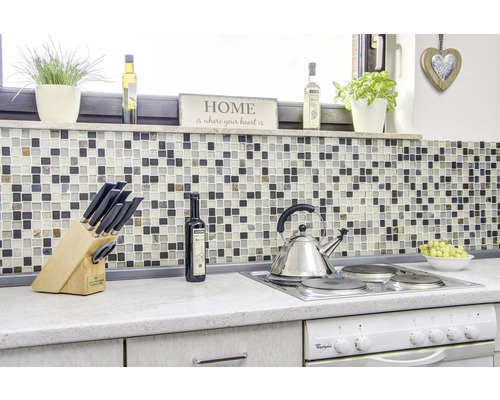 Köksscen med mosaik, knivblock, spishäll och dekorativa element