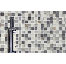 Mosaikplattvägg med en flaska balsamvinäger