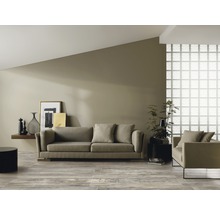 Vardagsrum med soffa, fåtölj, hylla och dekoration på trägolv