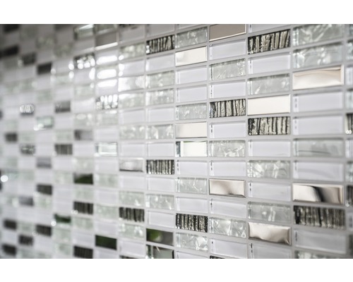 Mosaikplatta med glas-, metall- och steninredning