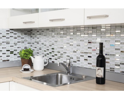 Diskho med blandare, mosaikplattor, köksredskap och vinflaska