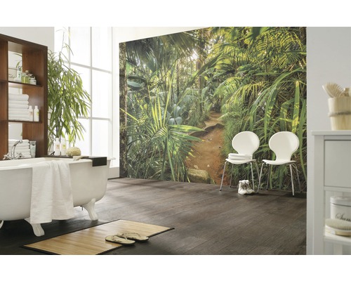 Badrum med badkar, väggmålning med djungeltema och mörkt trägolv