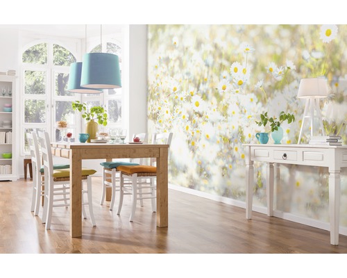 Matsal med matbord, stolar, blommig fototapet och dekorationer