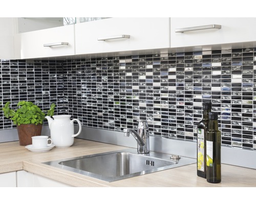 Köksscen med diskho och mosaikplattor