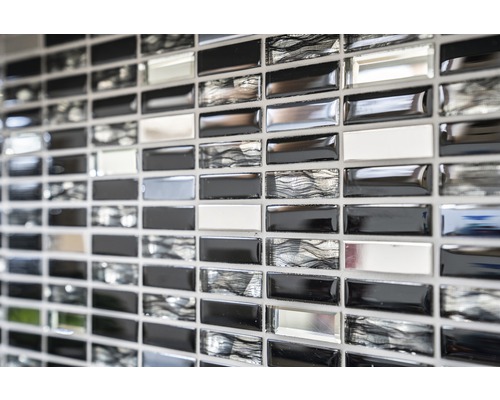 Mosaikplattor med rektangulära svarta, vita och mönstrade element