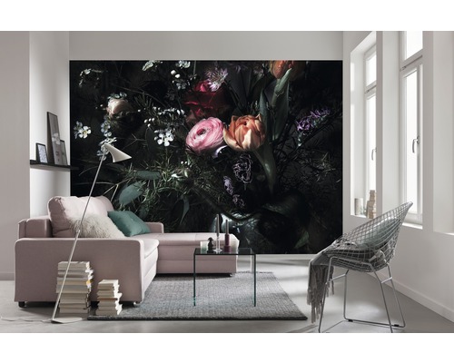 Vardagsrum med soffa, bord och fototapet med blommotiv