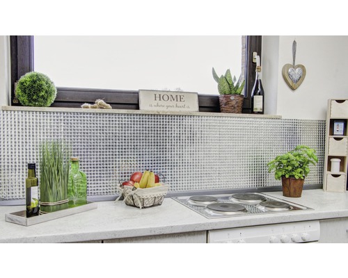 Köksscen med mosaikplattor som stänkskydd och dekorationer