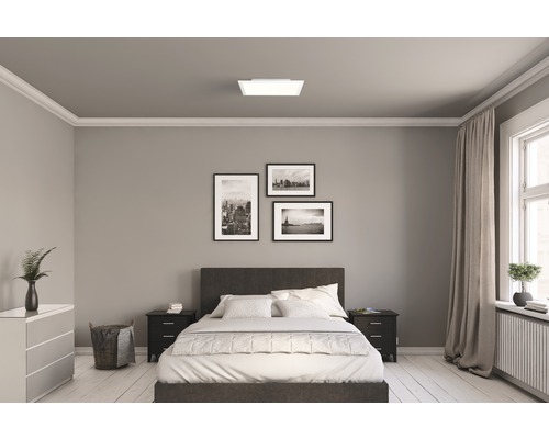 Sovrum med taklampa, säng och sängbord